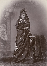 Salomon (Sigmund)  Wasservogel, Olomouc: dívka v kostýmu noci,  kolem 1895, kabinetka